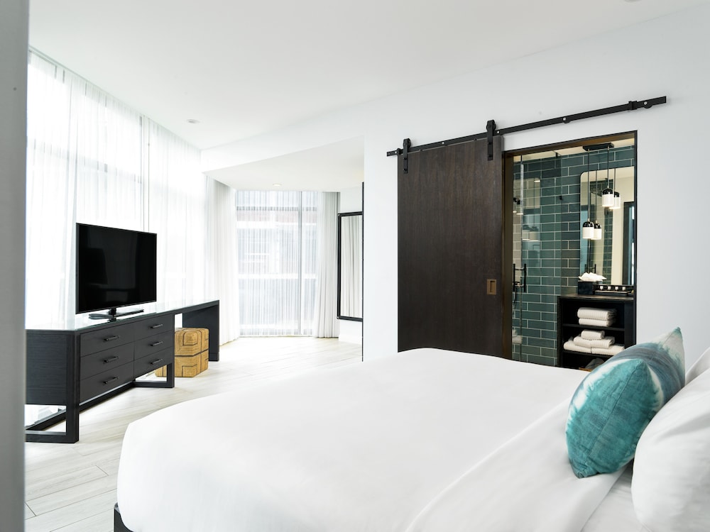 Deluxe Suite, 1 King Bed, Terrace (Junior) photo 3