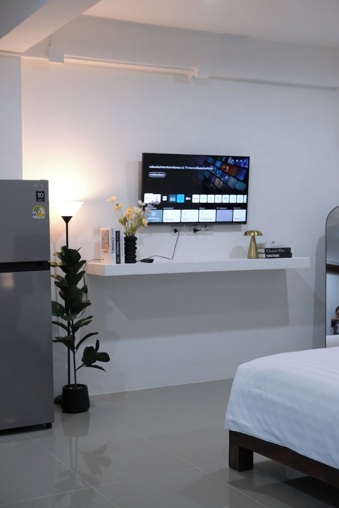 Suite, 1 Bedroom - Photo 2