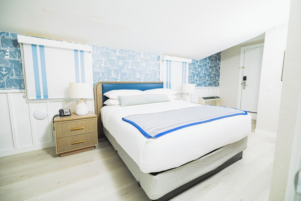 Superior Room, 1 King Bed, Fireplace, City View - Photo 1