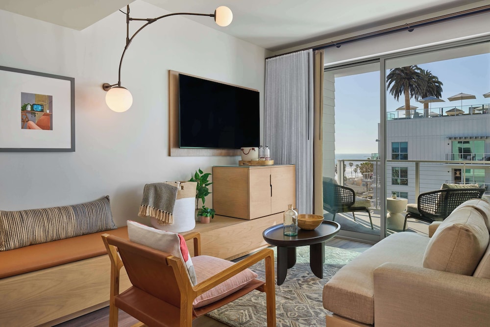 Room, 1 King Bed, Accessible, Partial Ocean View - Photo 3