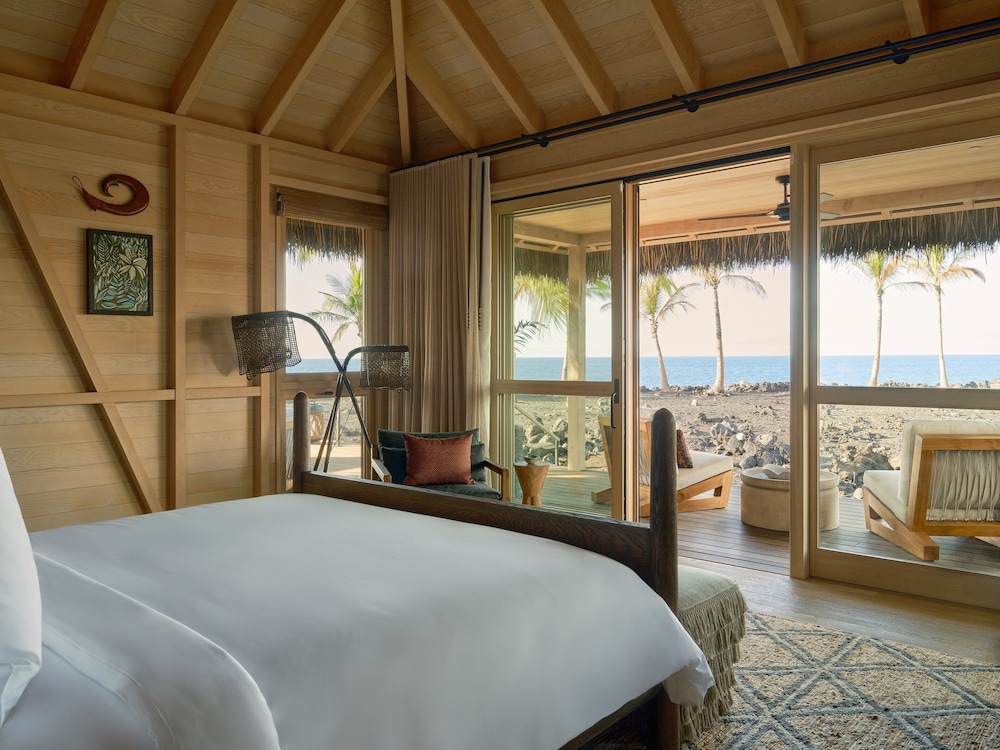Ocean Front Accessible Four Bedroom Kumukea Kauhale photo 3