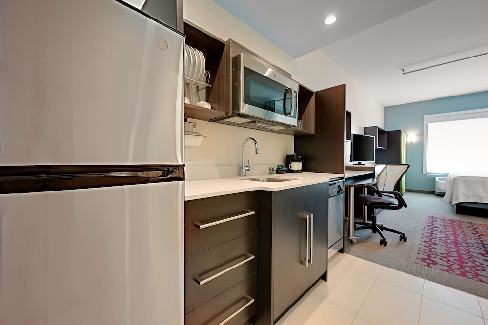 Suite, 1 Queen Bed, Accessible, Bathtub - Photo 3