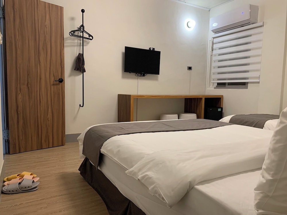 Deluxe Triple Room, Non Smoking, Private Bathroom - Photo 4