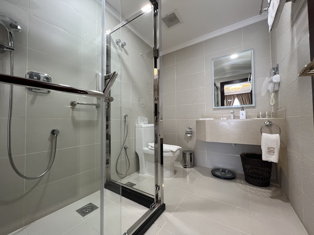 Deluxe King Suite - Photo 2