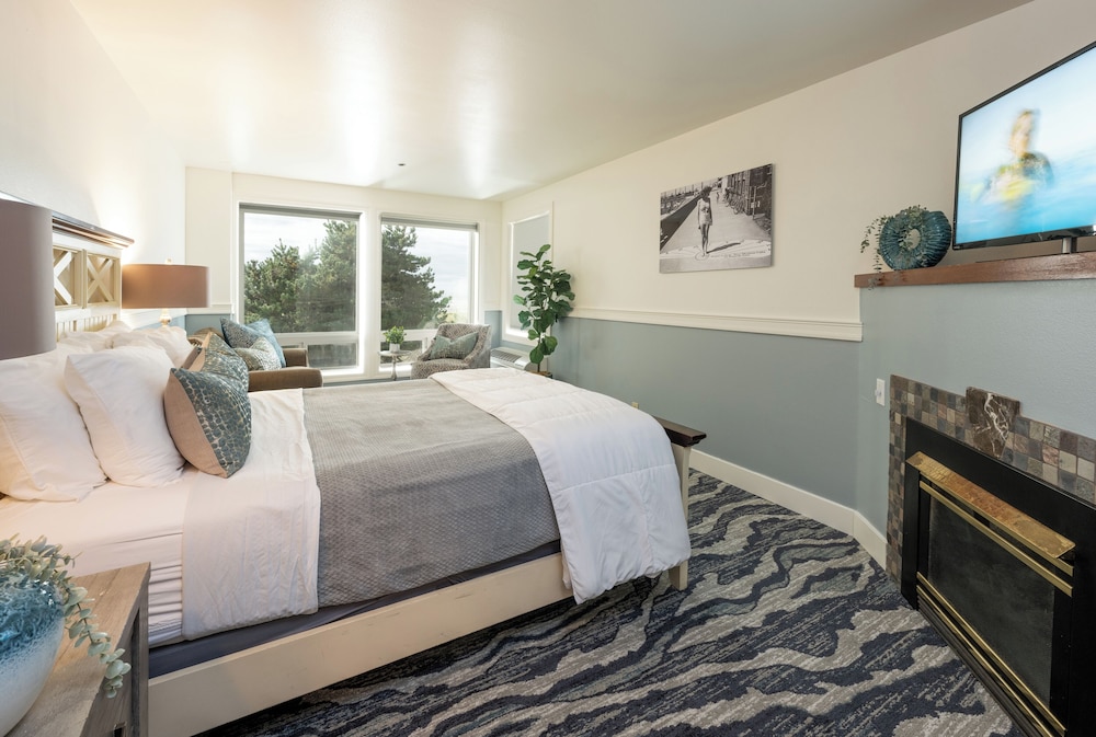 Oceanfront Queen Bed - Pet Friendly photo 2