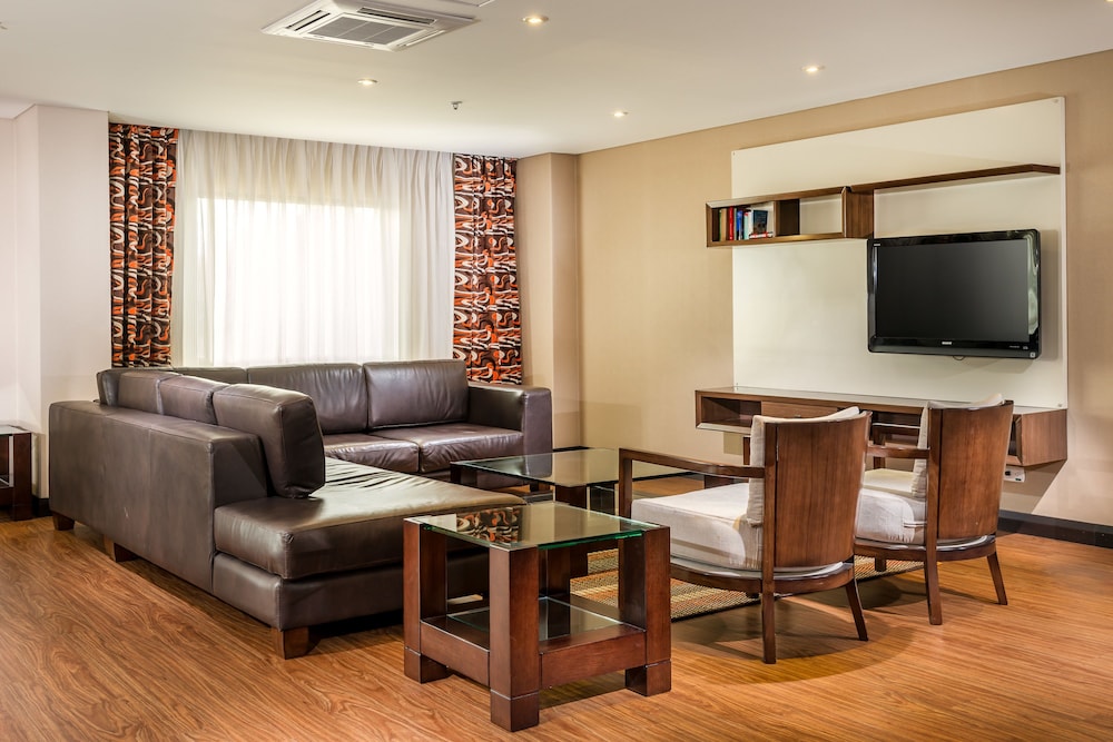 Luxury Suite - Photo 3