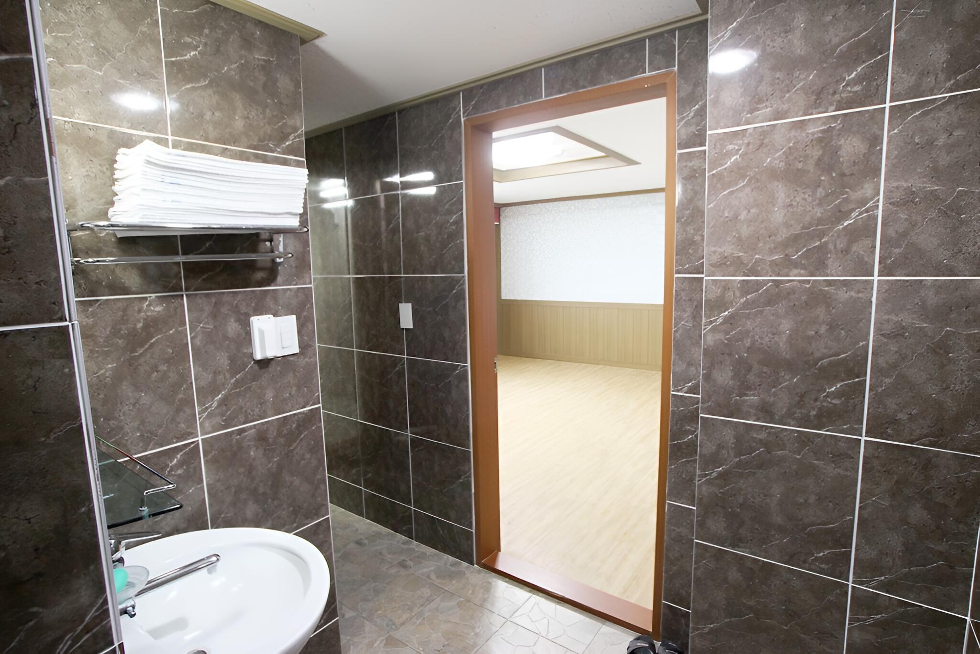 Room (Standard Room - Ondol) - Photo 4