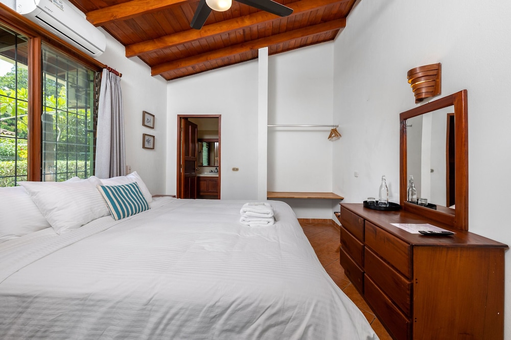 Comfort Room, 1 King Bed, Non Smoking, Garden View photo 3