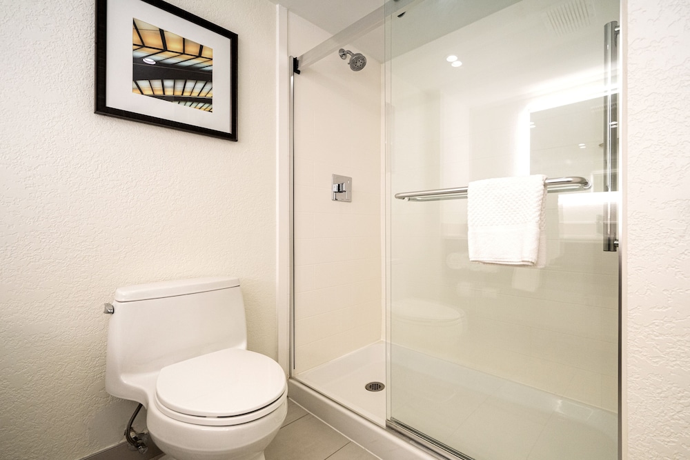 Room, 1 King Bed, Accessible (Hearing) - Photo 2