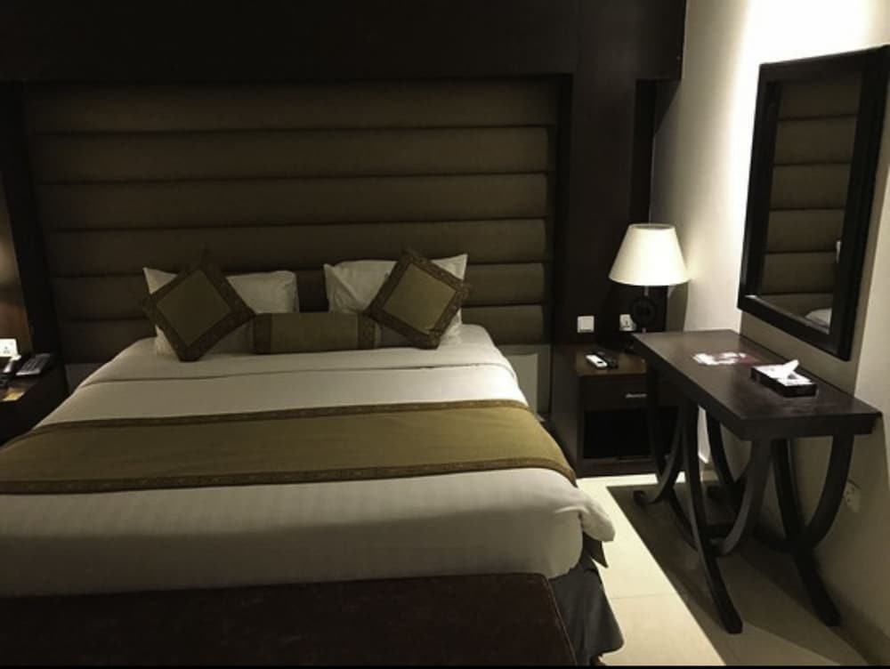 Executive Room - Photo 5