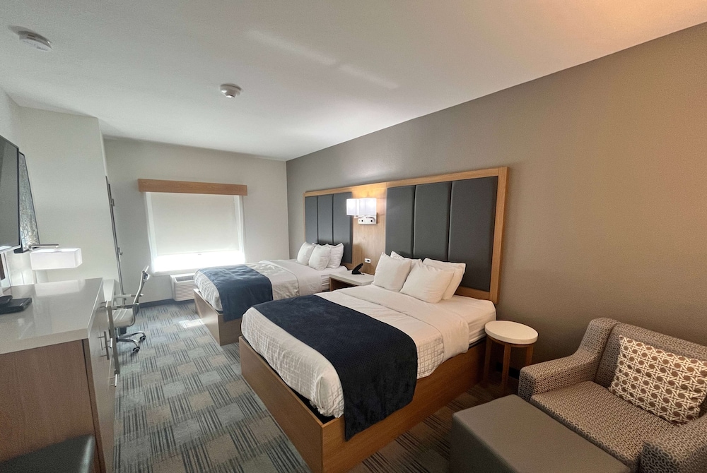 Suite, Multiple Beds (2 TVs) - Photo 4