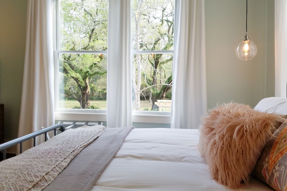 Luxury Suite, 1 King Bed, Balcony, Garden View (Twin Oaks) photo 1
