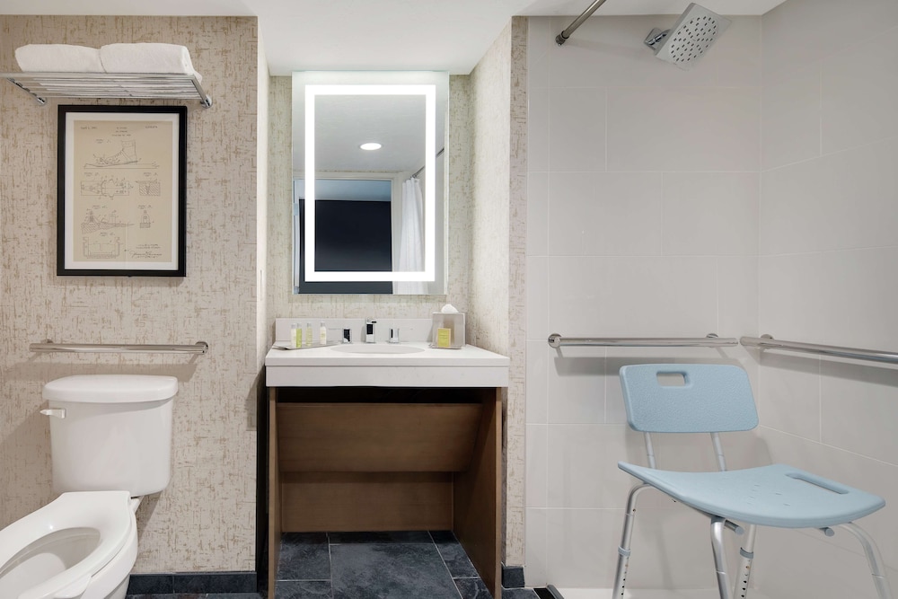 Room, 2 Queen Beds, Accessible, Non Smoking (w/ roll-in shower) - Photo 6