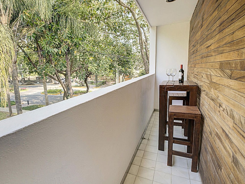 Deluxe Room, 1 King Bed, Balcony photo 1