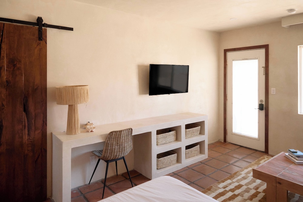 Deluxe Room, 1 Queen Bed with Sofa bed, Kitchenette photo 2