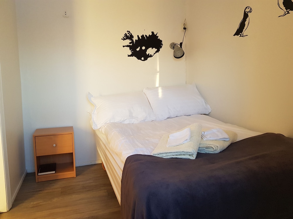 Double Room, 1 Large Twin Bed, Shared Bathroom photo 1