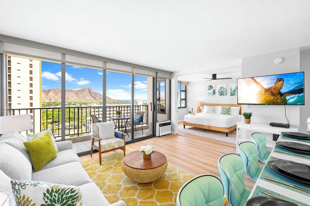 Diamond Head and Ocean views with King Bed and Parking: hotel room photo