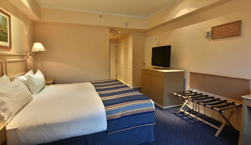 Standard Room, 1 King Bed, Accessible thumbnail 6