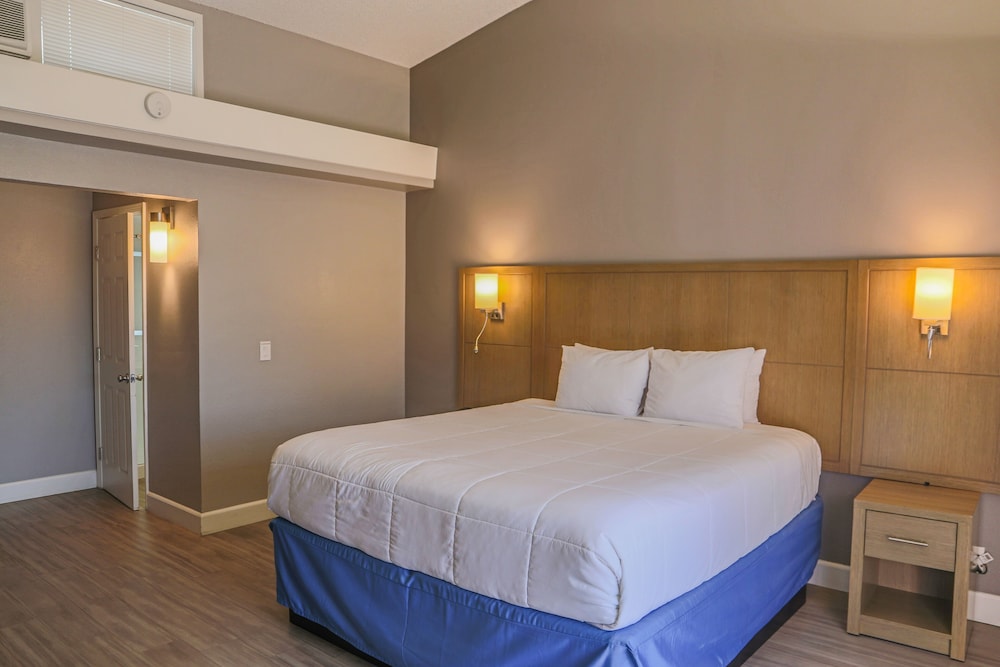 Standard Room, 1 King Bed, Balcony photo 2