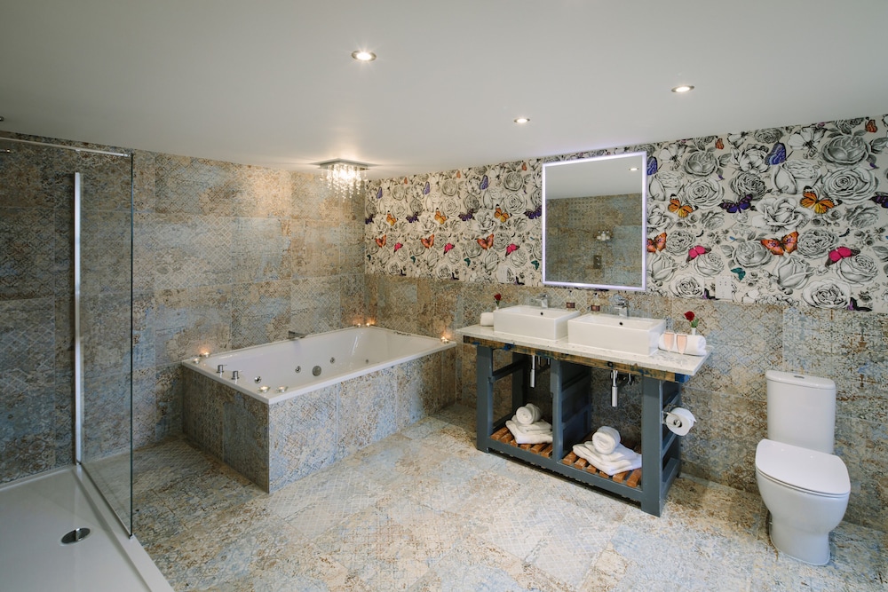 Superior Apartment, 1 King Bed, Jetted Tub, photo 6