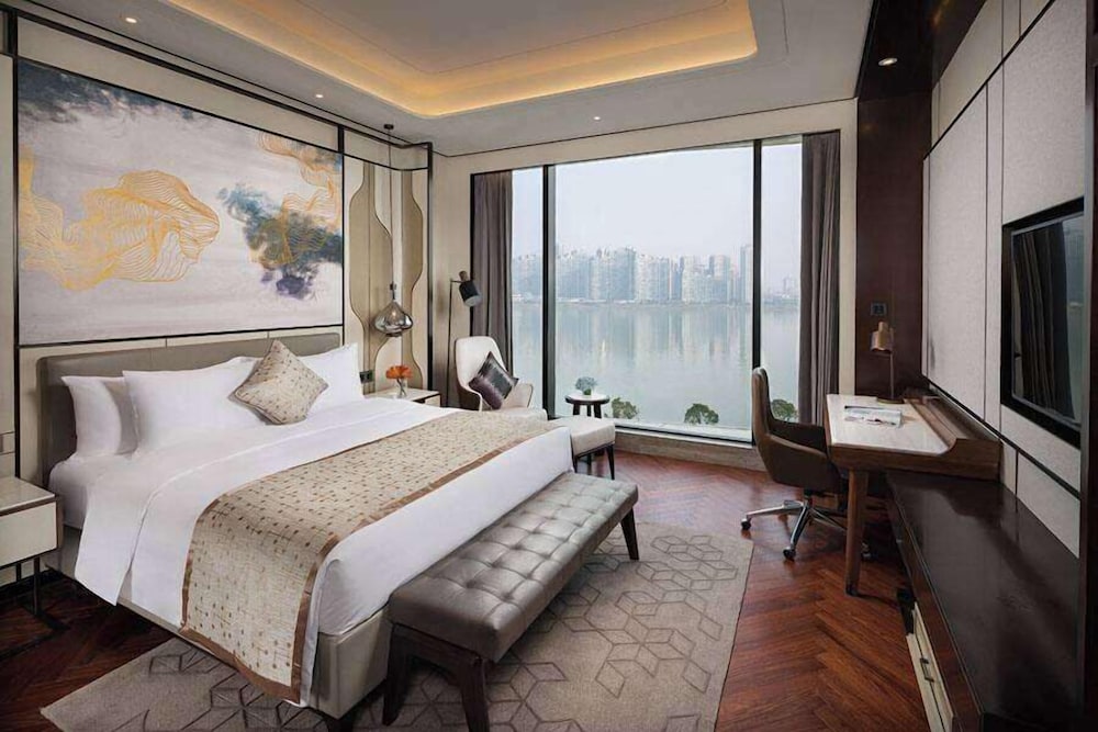 Suite, 1 King Bed, Smoking