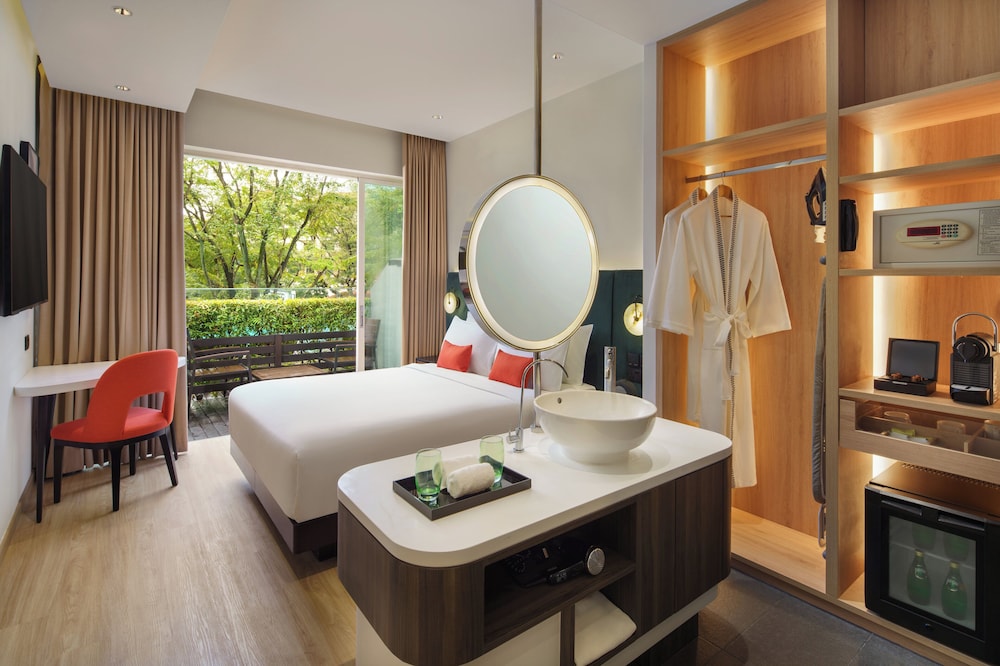 Premier Room, 1 Queen Bed, Pool Access (Queen)