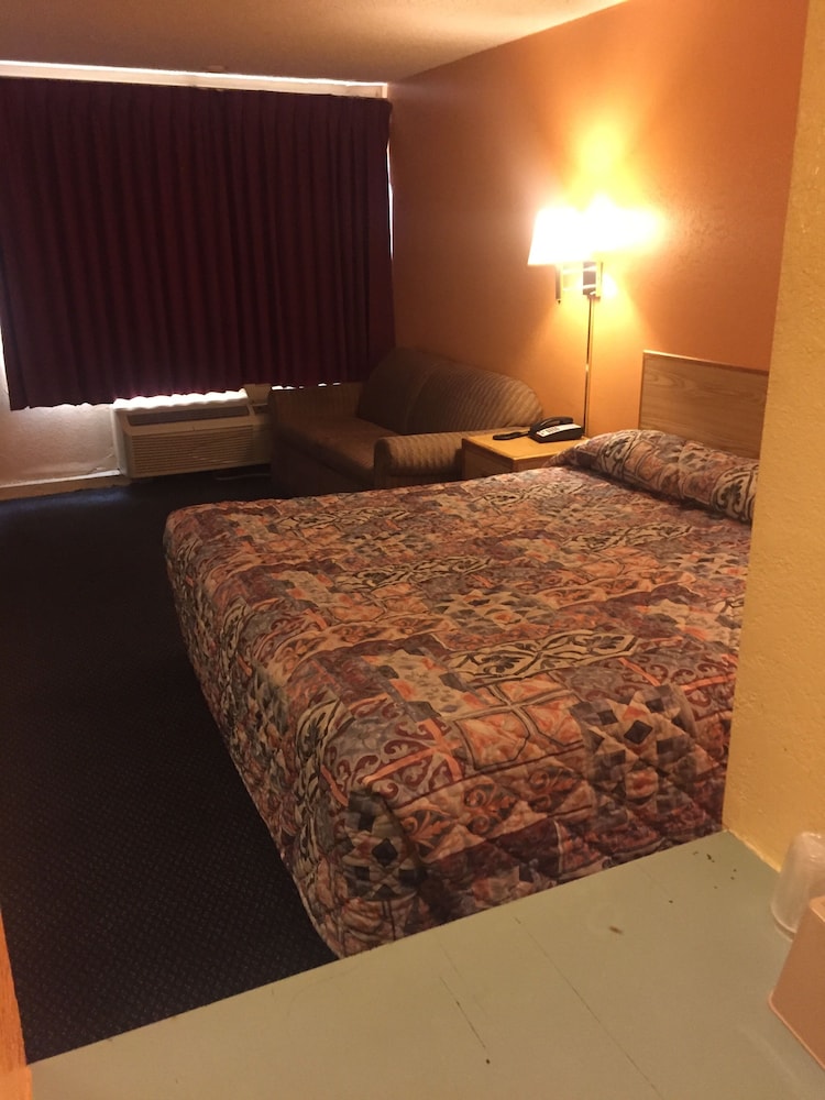 Room, 1 King Bed, Smoking photo 2