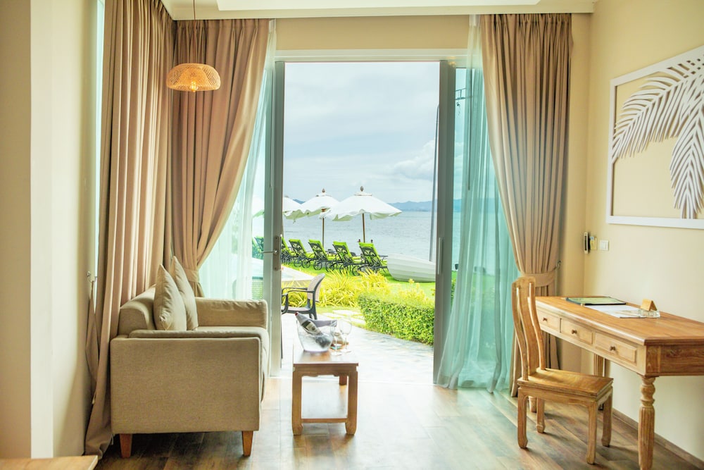 Deluxe Beach Front Villa - Photo 7
