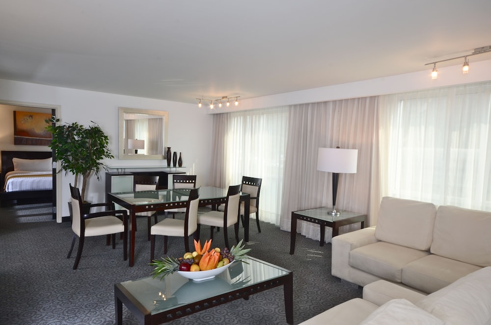 Suite, 1 King Bed, Garden View (High Floor) - Photo 2