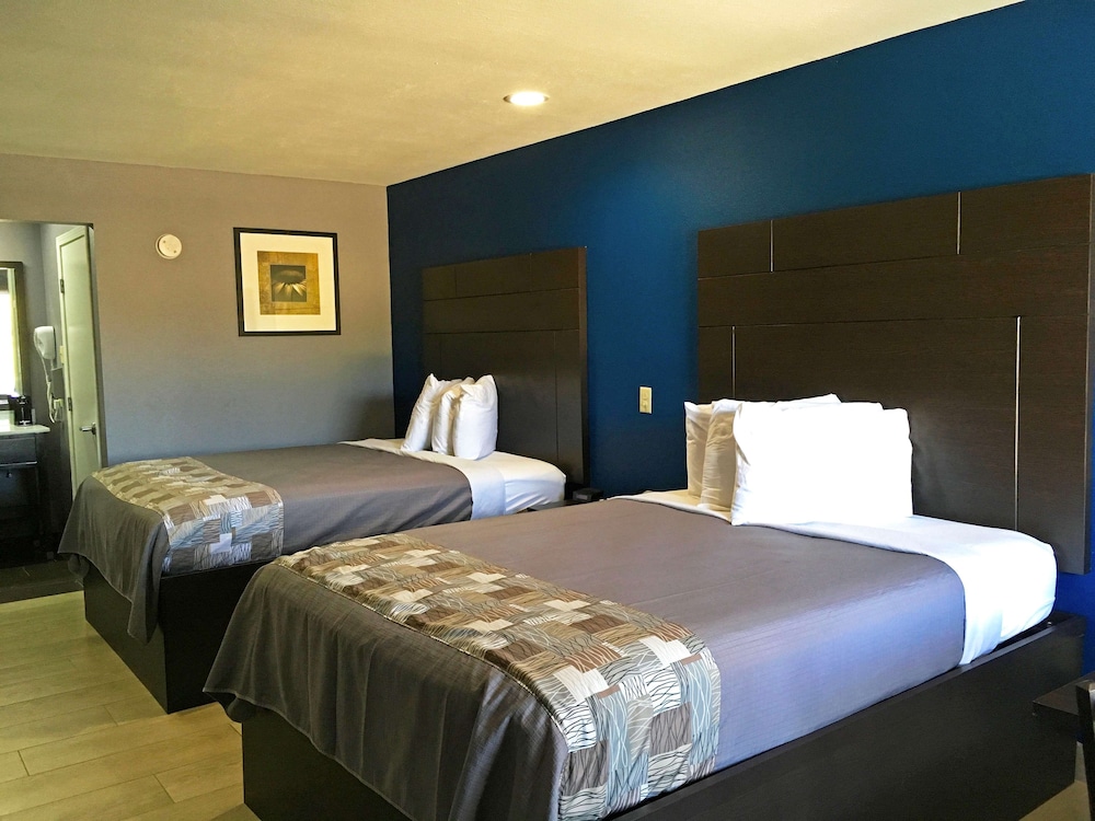 Room, 2 Queen Beds, Smoking - Photo 1