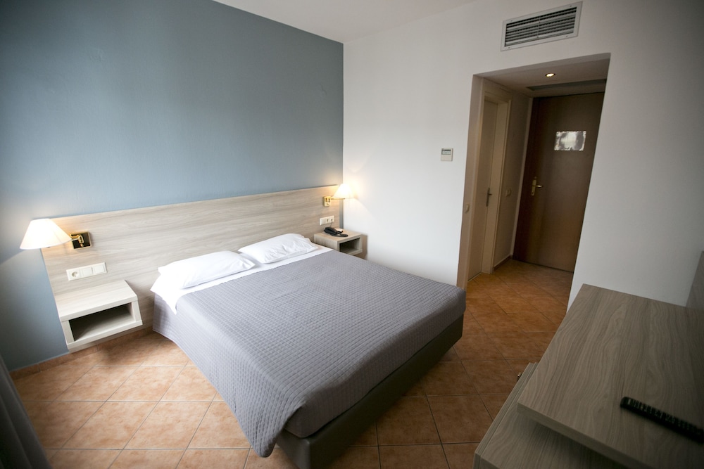 Economy Triple Room photo 3