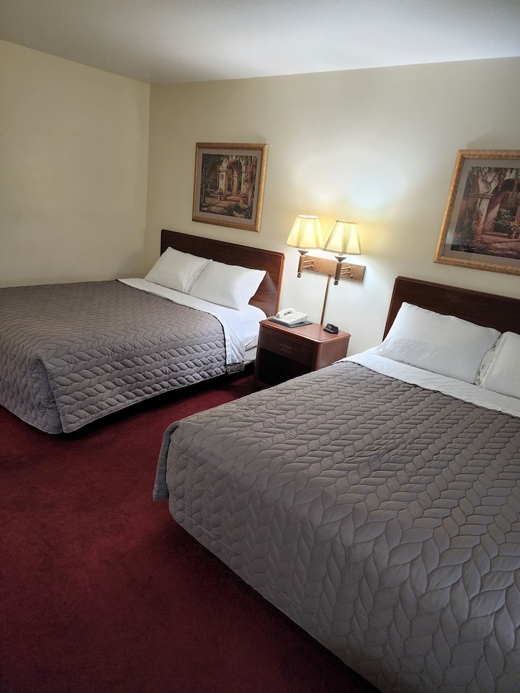 Two Queen Bed Handicap - Non Smoking - Photo 2