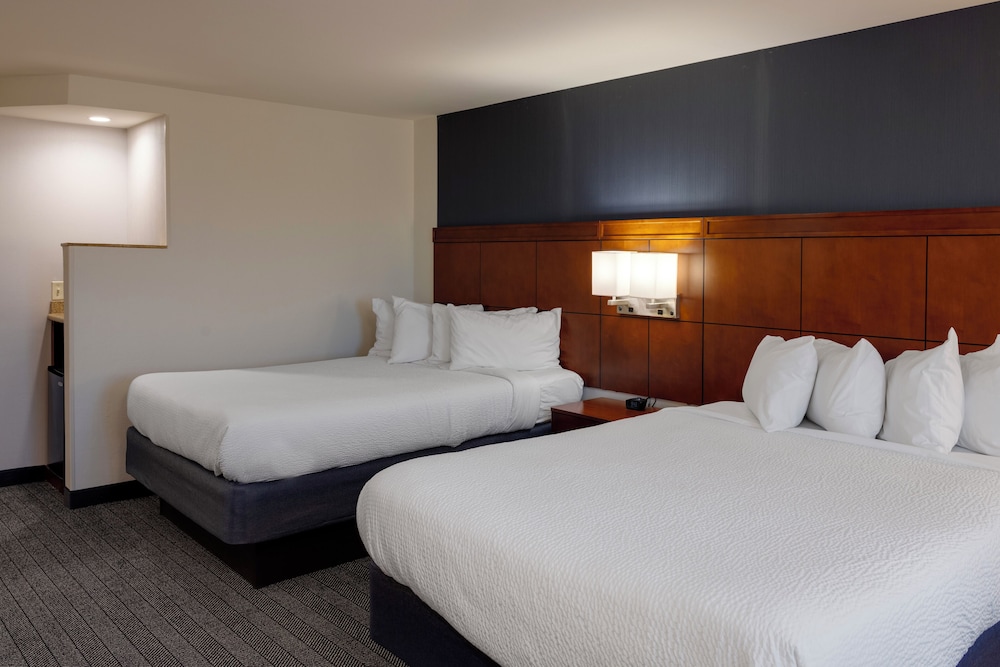 Room, 2 Queen Beds - Photo 4