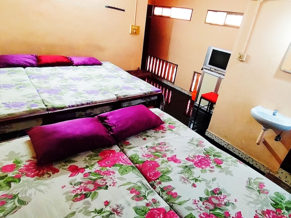 Non A/C Economic Five Bed Room photo 3