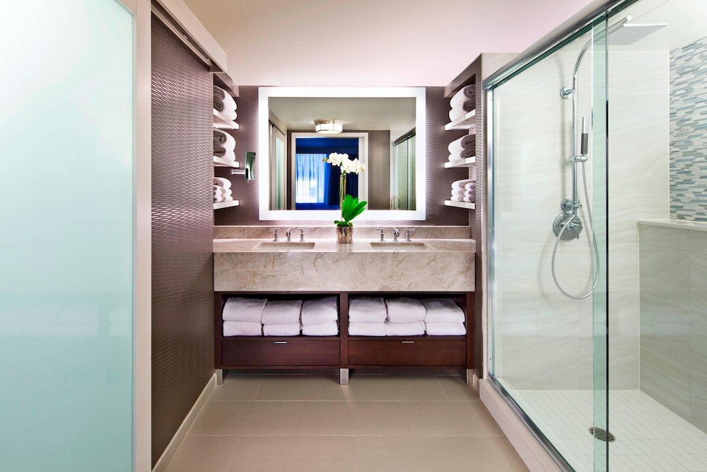 Suite, 1 Bedroom - Photo 14