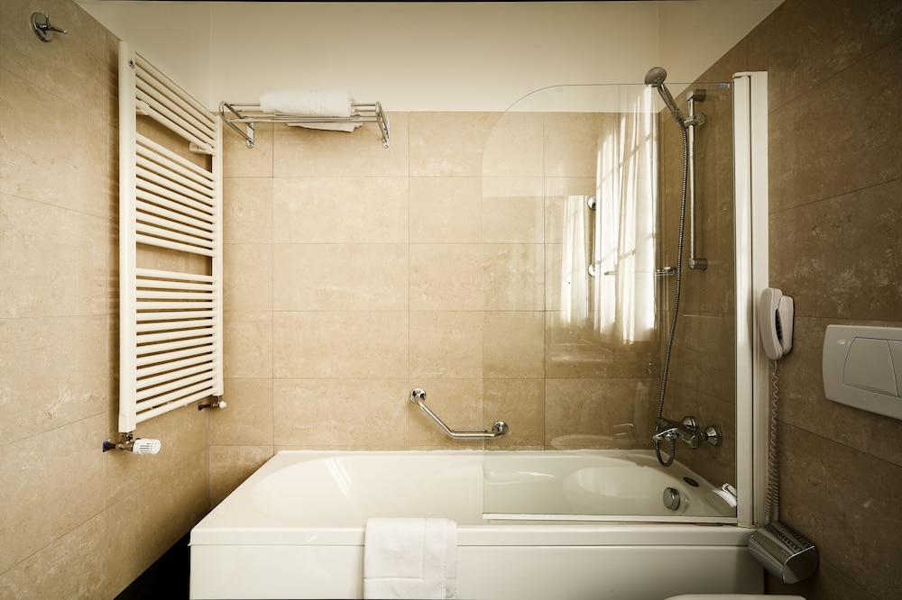 Executive Double Room Single Use thumbnail 5