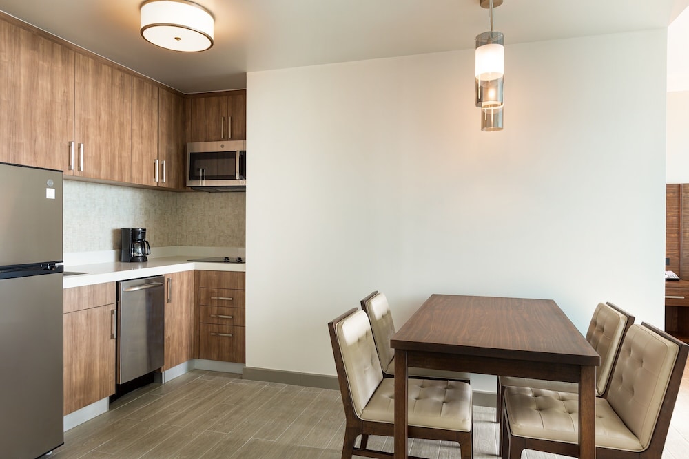 Suite, 1 Bedroom - Photo 2