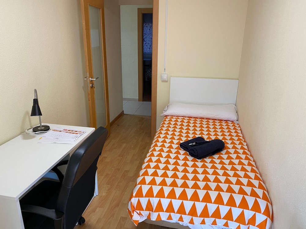 Single Room, Shared Bathroom photo 2