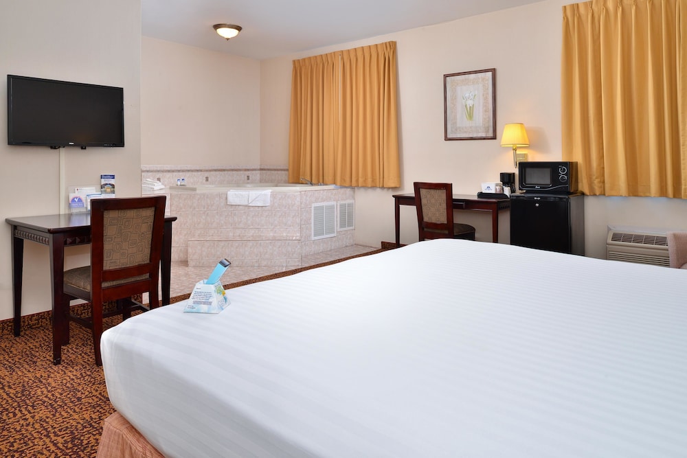 Suite, 1 King Bed (Jacuzzi) - Photo 2