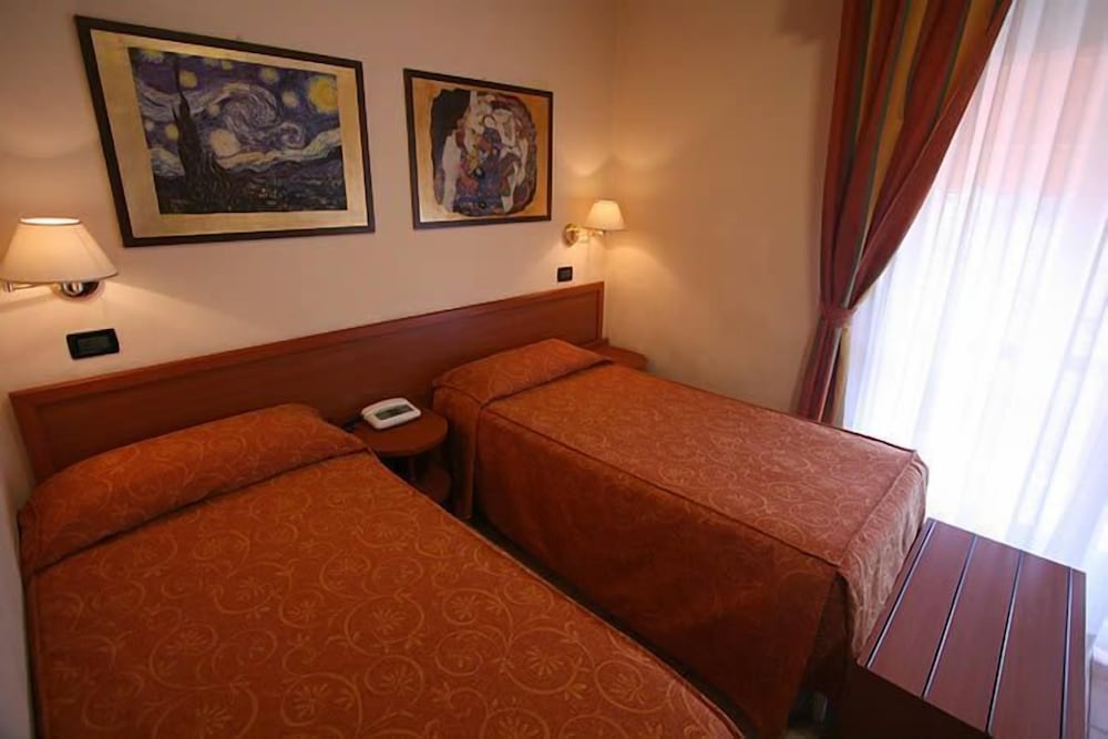 Room with 2 single beds photo 1