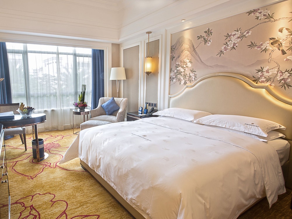 Deluxe Room, 1 King Bed photo 2
