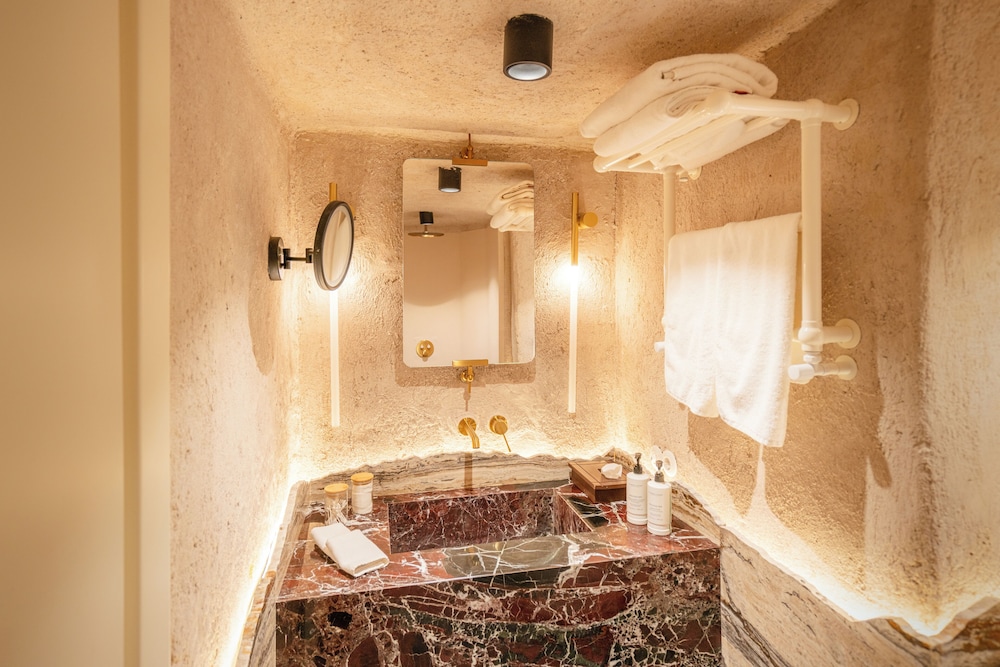 Deluxe Cave Room - Photo 18