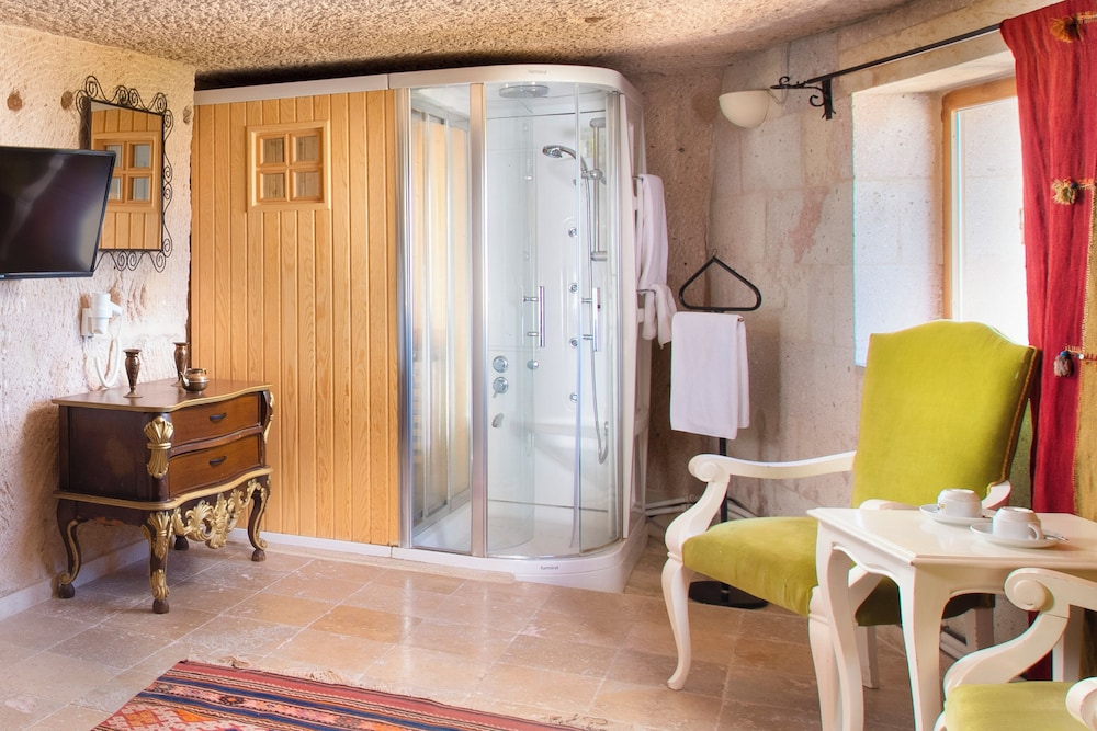 Imperial Cave Suite with Balloon View - Photo 3