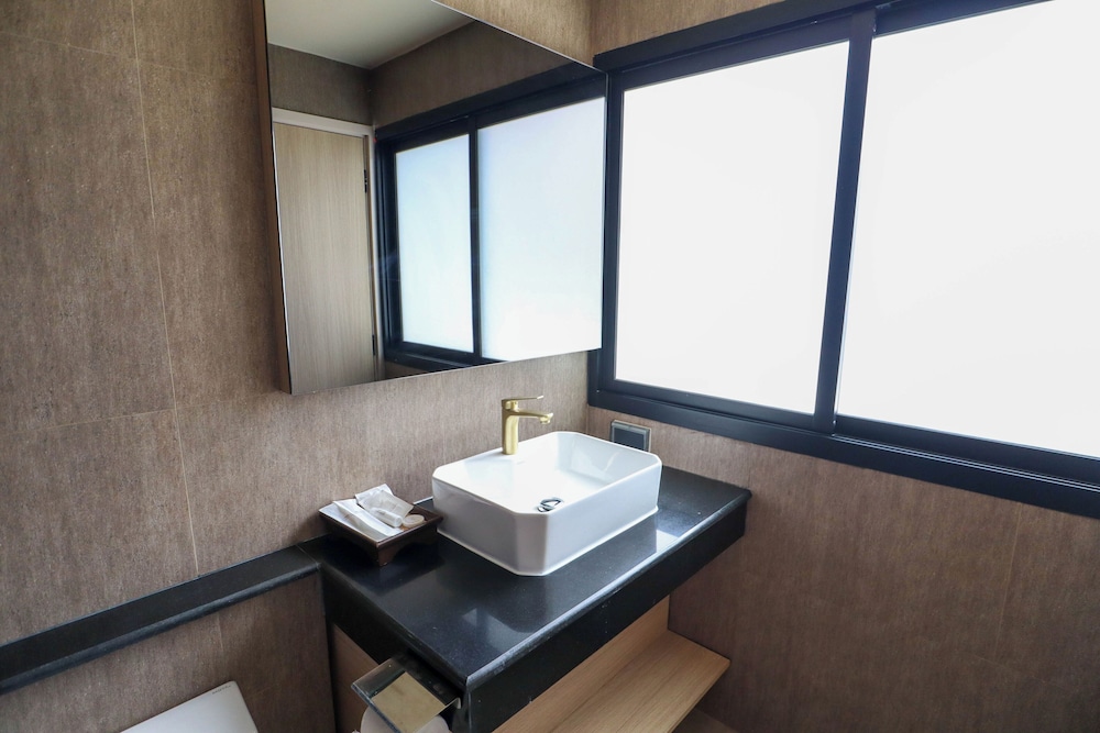 Deluxe Suite, City View - Photo 11