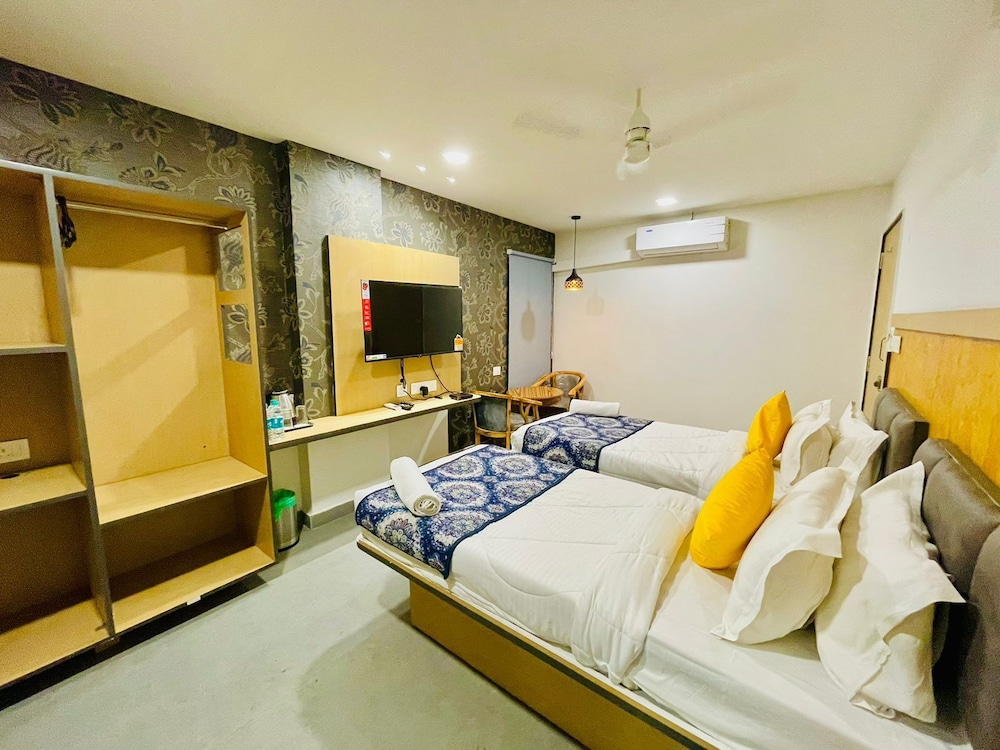 DELUXE ROOM - Photo 21