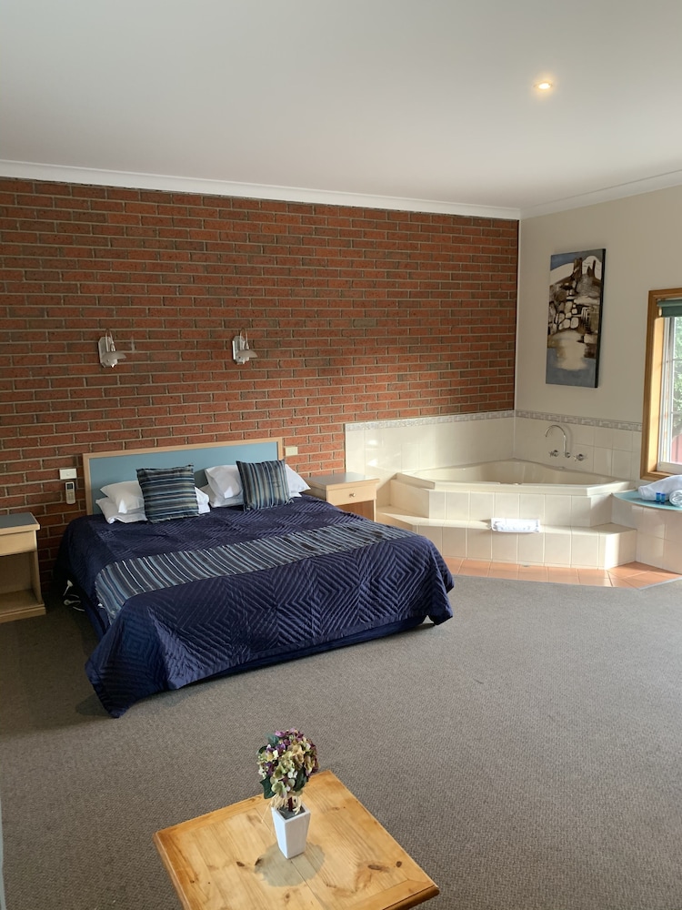 Deluxe King Spa Room photo 3