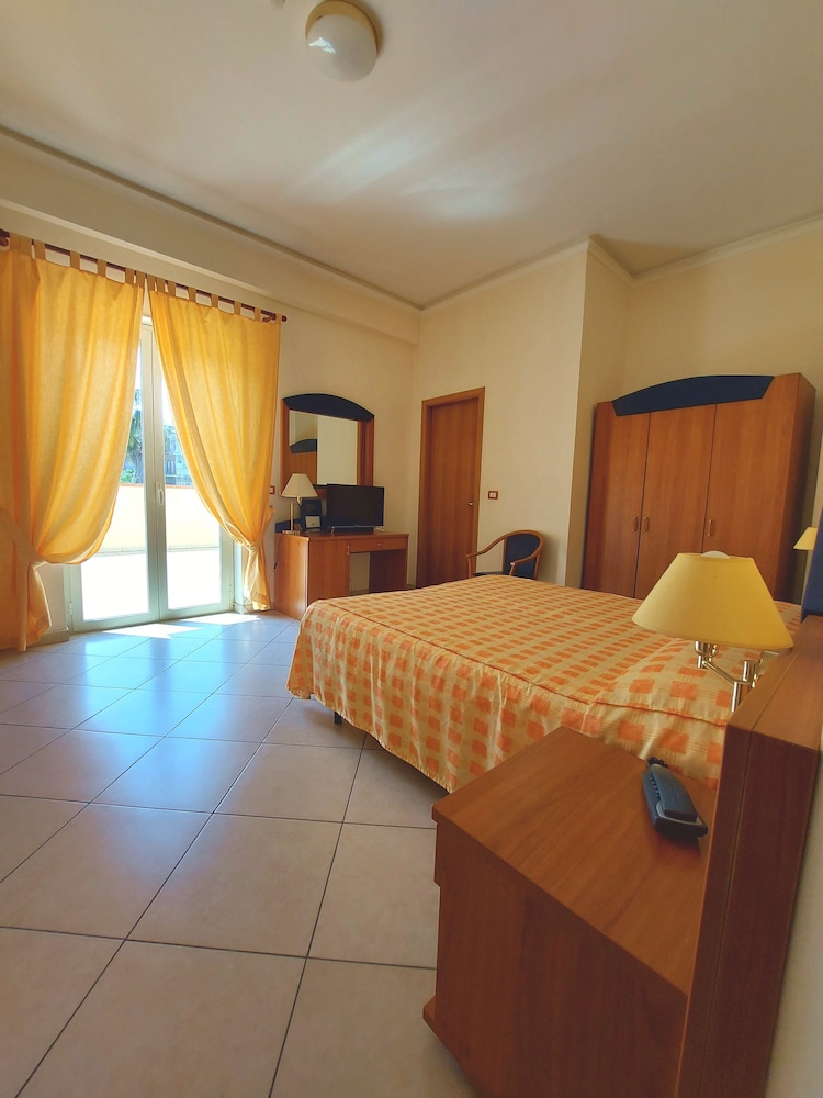 Standard Double or Twin Room, Accessible, Private Bathroom photo 3