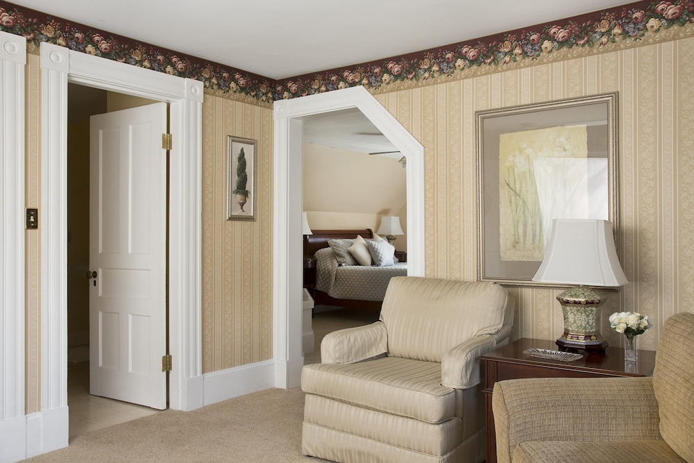 Jefferson Deluxe Suite - Jetted Tub photo 3