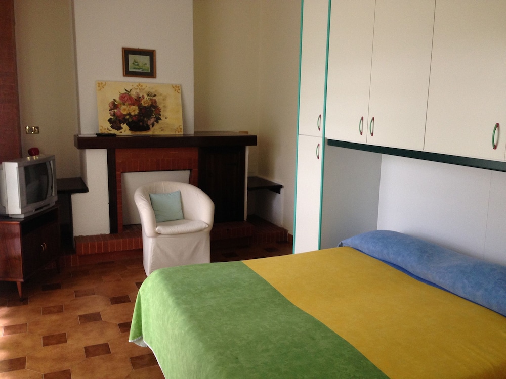 Classic Double Room, Non Smoking, Private Bathroom (Ginestra)