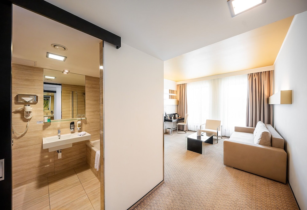 Deluxe Suite - Photo 6